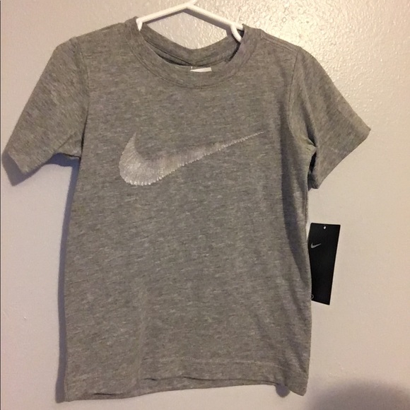 Nike gray boys shirt NWT - Picture 1 of 2
